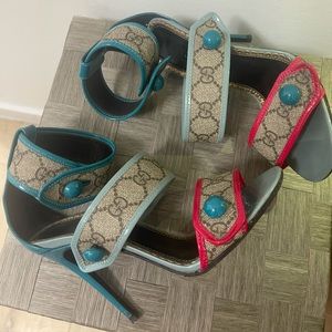 Gucci shoes, with very little use in new condition, with its box, and its bags